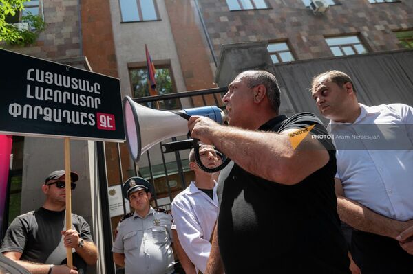 Активист Ваагн Чахалян на акции протеста в связи с деятельностью биолабораторий в Армении у Национального центра по контролю и профилактике заболеваний (22 июня 2022). Еревaн - Sputnik Армения