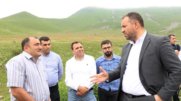 Министр экономики Ваан Керобян с рабочим визитом побывал в селах Акнер, Веришен и Хот, ознакомился с осуществляемыми сельскохозяйственными программами (21 июня 2022). Сюник - Sputnik Армения