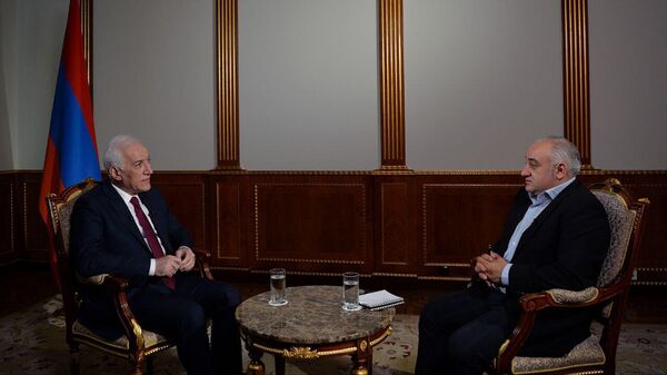 Президент Ваагн Хачатурян во время интервью Общественному каналу по случаю 100-дневнего интервала пребывания в должности (22 июня 2022). Еревaн - Sputnik Армения