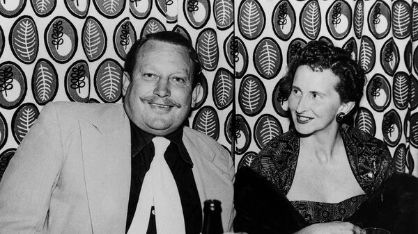 Пола Стаффорд ужинает со своим мужем Беверли (1949 год) - Sputnik Армения