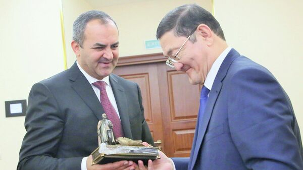 Генеральные прокуроры Армении и Казахстана Артур Давтян и Берик Асилов на встрече (23 мюня 2022) Минск - Sputnik Армения