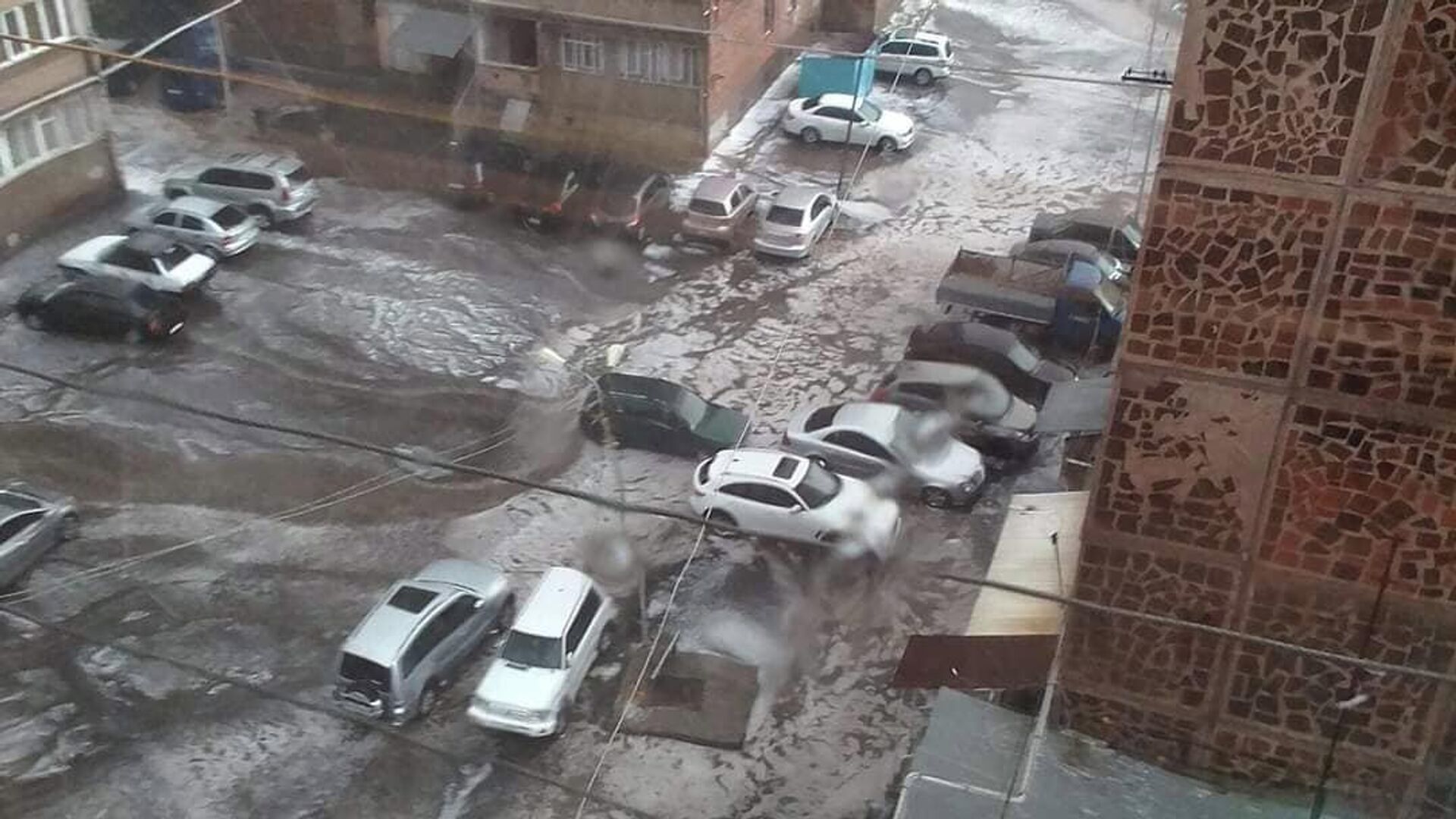 Затопленная от дождя улица в Ереване - Sputnik Армения, 1920, 24.06.2022