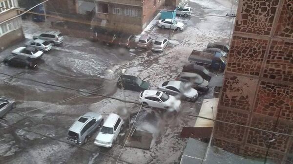 Затопленная от дождя улица в Ереване - Sputnik Армения