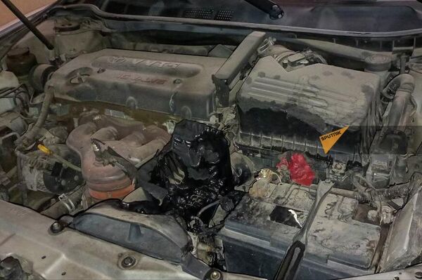 Поврежденный взрывом двигатель автомобиля на улице Глинки (24 июня 2022). Еревaн - Sputnik Армения