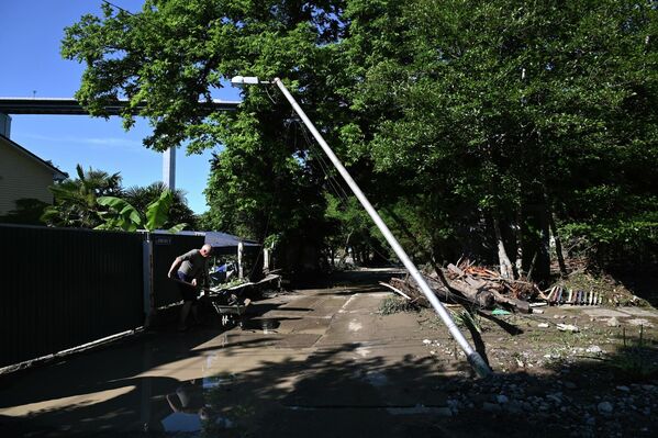 Զուբովա Շչել գյուղում տեղի բնակիչը հեղեղից հետո մաքրում է փողոցը - Sputnik Արմենիա