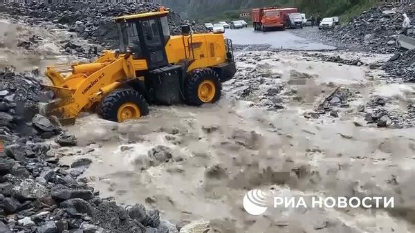 Транскавказскую магистраль  третий день расчищают после камнепада - Sputnik Армения