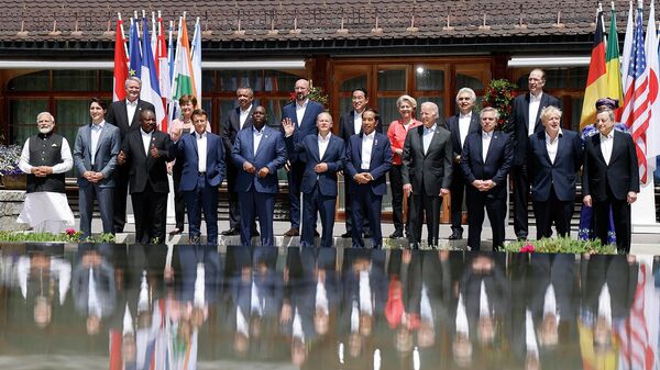 Лидеры стран-участниц саммита G7 и участники информационной программы фотографируются во дворе замка Эльмау (27 июня 2022). Германия - Sputnik Армения