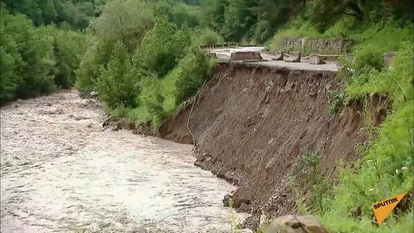 Ջրհեղեղի հետևանքով ավերված ճանապարհները Վրաստանի Փասանաուրիում - Sputnik Արմենիա