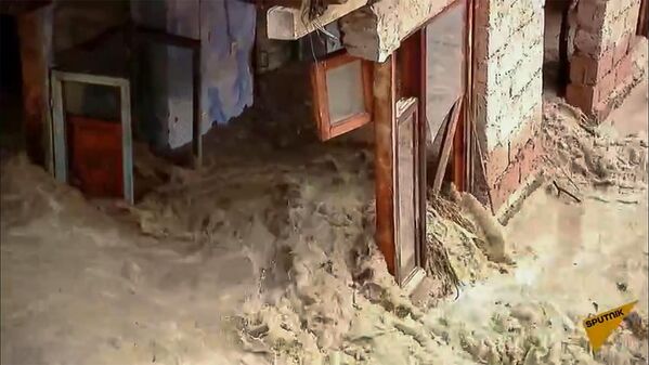 Ջրհեղեղի հետևանքով ավերված տունը վրացական Փասանաուրի քաղաքում - Sputnik Արմենիա