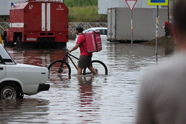Կրասնոդարում ջրի տակ անցած փողոցներից մեկում - Sputnik Արմենիա