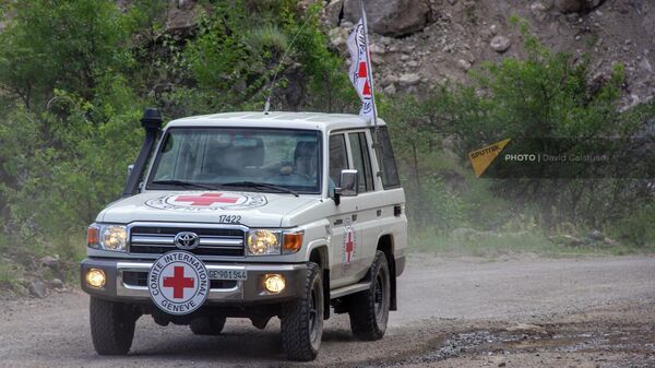 Автомобили Международного Комитета Красного Креста на участке дороги Хот - Воротан Сюникской области - Sputnik Արմենիա