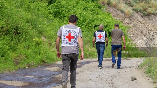 Сотрудники Международного Комитета Красного Креста в Сюникской области - Sputnik Армения