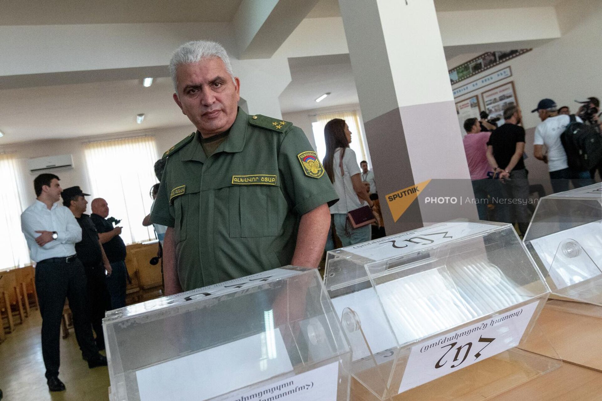 Замначальника мобилизационно-организационного управления Генштаба ВС РА полковник Саак Саакян в республиканском сборном пункте во время жеребьевки (28 июня 2022). Еревaн Замначальника мобилизационно-организационного управления Генштаба ВС РА полковник Саак Саакян в республиканском сборном пункте во время жеребьевки (28 июня 2022). Еревaн - Sputnik Армения, 1920, 28.06.2022