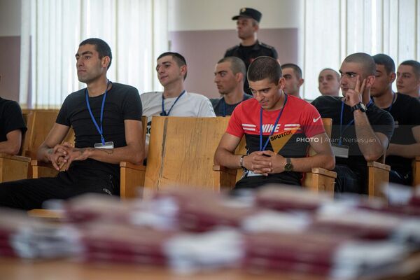 Новобранцы в республиканском сборном пункте во время жеребьевки (28 июня 2022). Еревaн - Sputnik Армения