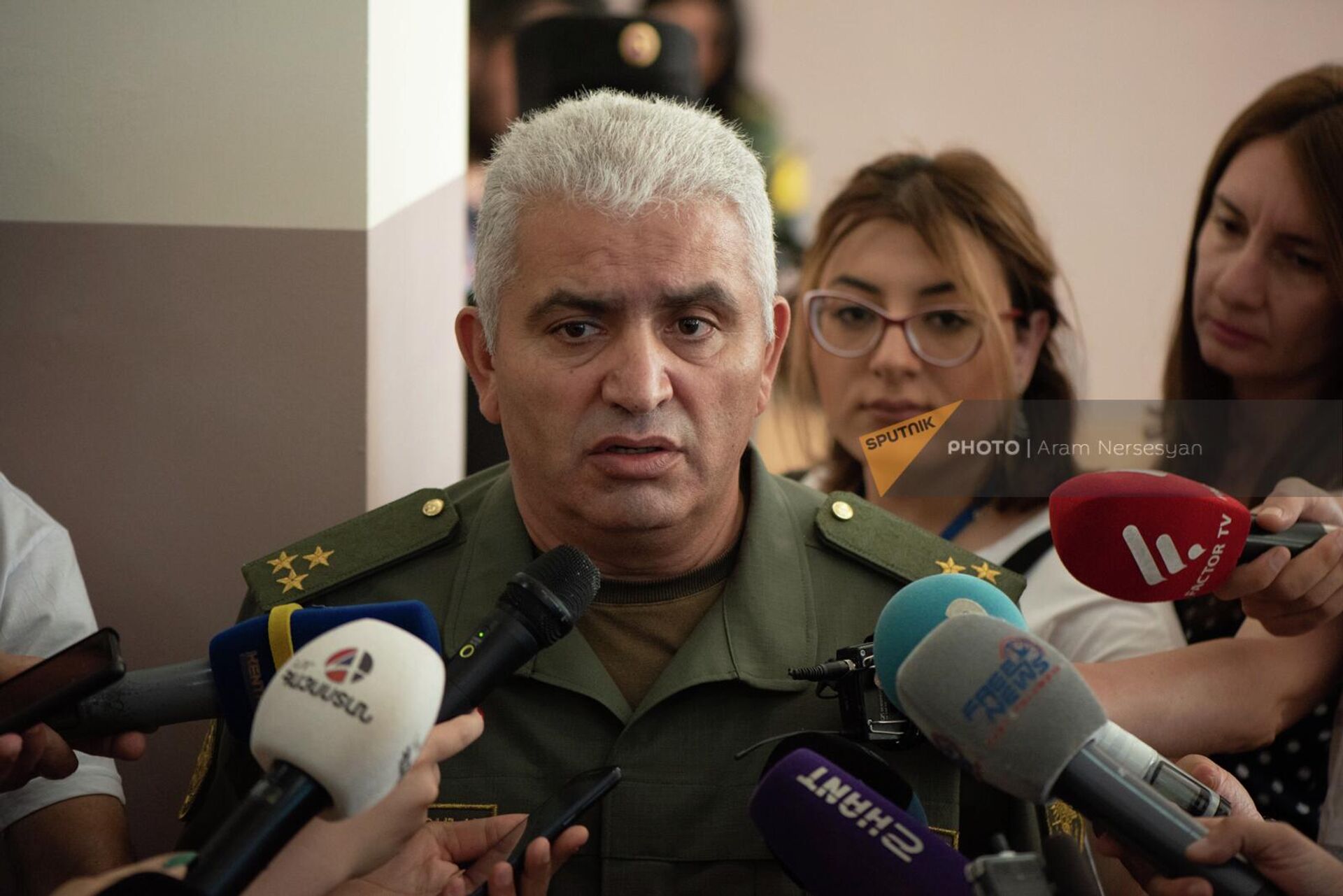 Замначальника мобилизационно-организационного управления Генштаба ВС РА полковник Саак Саакян отвечает на вопросы журналистов в Республиканском сборном пункте (28 июня 2022). Еревaн - Sputnik Արմենիա, 1920, 28.06.2022
