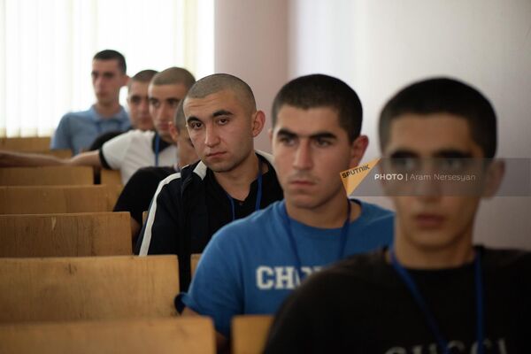 Новобранцы в республиканском сборном пункте во время жеребьевки (28 июня 2022). Еревaн - Sputnik Армения
