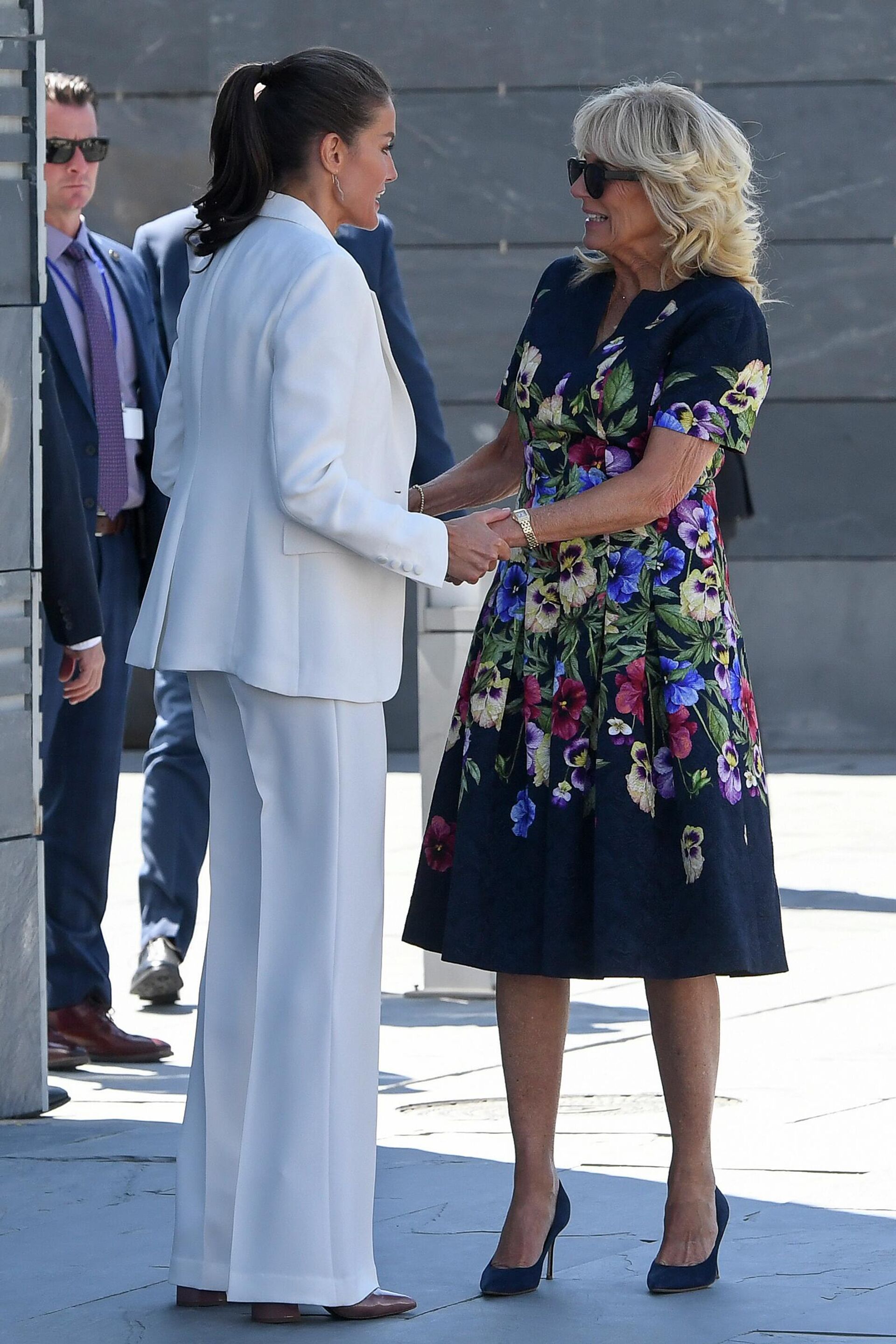 Королева Испании Летиция приветствует первую леди США Джилл Байден, которая вопреки протоколу не сняла солнцезащитные очки (28 июня 2022). Мадрид - Sputnik Армения, 1920, 29.06.2022
