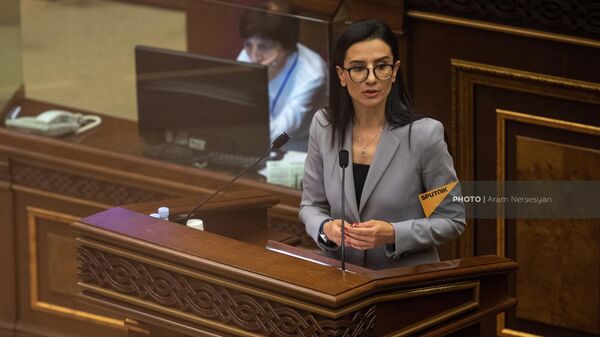 Кандидат в генпрокуроры Анна Вардапетян выступает во время обсуждения своей кандидатуры на заседании НС (29 июня 2022). Еревaн - Sputnik Армения
