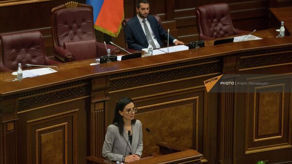 Кандидат в генпрокуроры Анна Вардапетян выступает во время обсуждения своей кандидатуры на заседании НС (29 июня 2022). Еревaн - Sputnik Армения