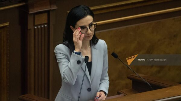 Кандидат в генпрокуроры Анна Вардапетян поправляет очки во время выступления на обсуждении своей кандидатуры на заседании НС (29 июня 2022). Еревaн - Sputnik Армения