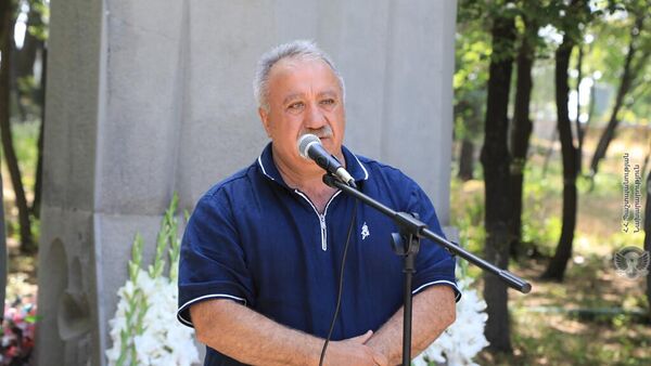 Родственники, боевые товарищи без вести пропавших, представители общественных организаций и военные посетили военный пантеон Ераблур (29 июня 2022). Еревaн - Sputnik Армения