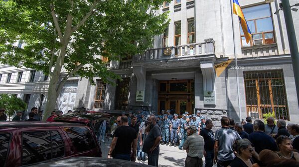 Родственники попавших в азербайджанский плен граждан Армении перед зданием Генеральной прокуратуры (30 июня 2022). Еревaн - Sputnik Армения