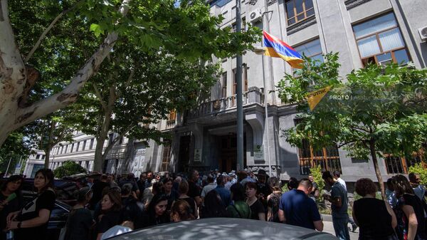 Родственники попавших в азербайджанский плен граждан Армении перед зданием Генеральной прокуратуры (30 июня 2022). Еревaн - Sputnik Армения