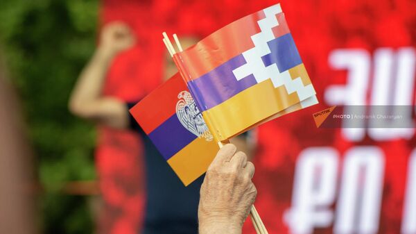 Флажки Арцаха на митинге оппозиции в рамках акции Сопротивление на площади Франции (1 июля 2022). Еревaн - Sputnik Армения