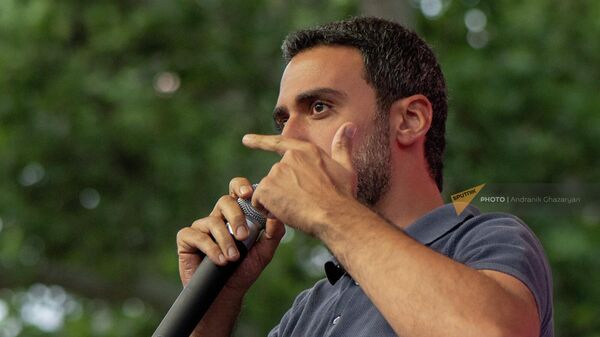 Арам Вардеванян выступает на митинге оппозиции в рамках акции Сопротивление на площади Франции (1 июля 2022). Еревaн - Sputnik Армения