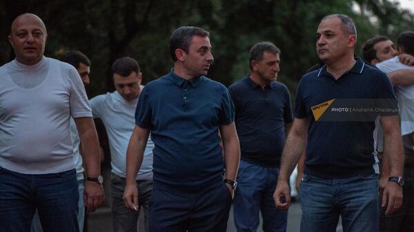 Артур Саркисян, Ишхан Сагателян и Ваге Акопян во время шествия оппозиции (1 июля 2022). Еревaн - Sputnik Армения
