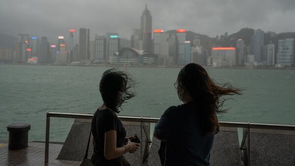 Люди на набережной гавани Виктория во время тайфуна Чаба (2 июля 2022). Гонконг - Sputnik Армения