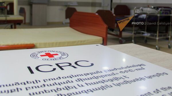 Информационная табличка Международного Красного Креста в отделении неотложной медицинской помощи в больнице Вайка - Sputnik Армения