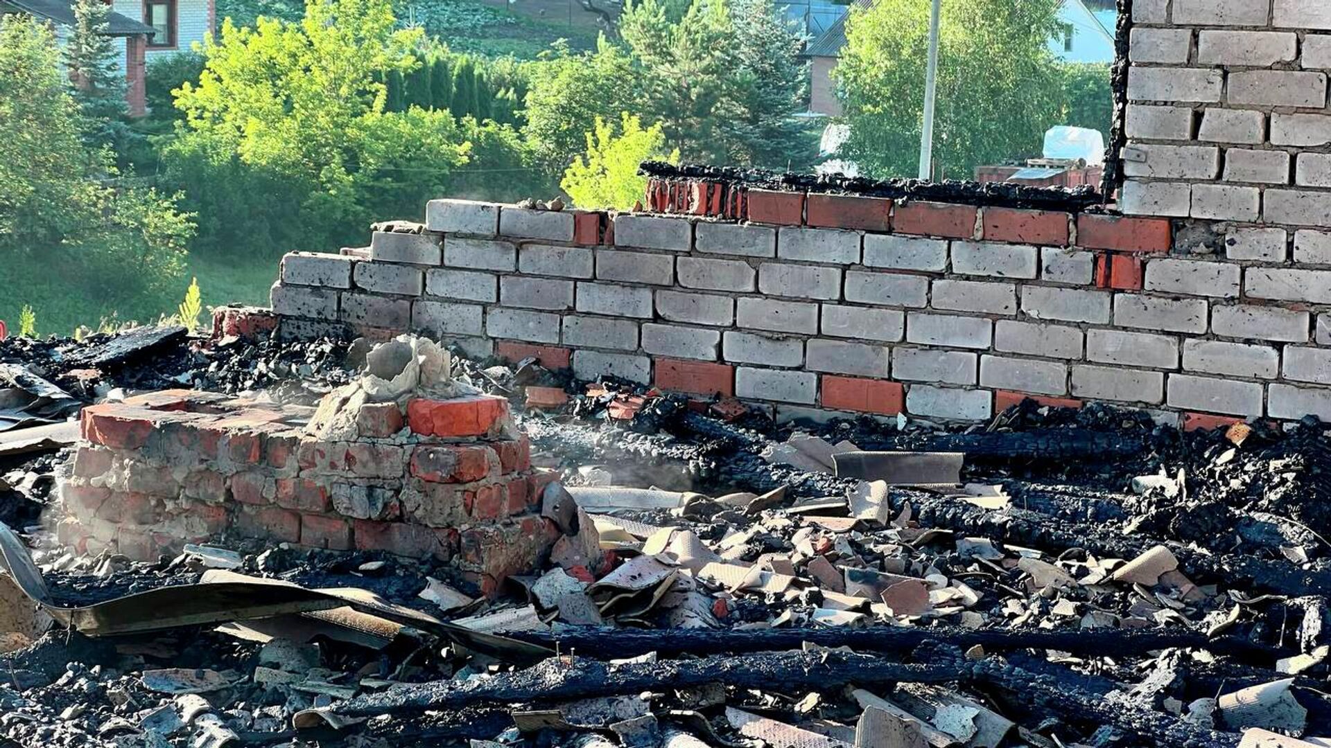 Разрушенный в результате обстрелов со стороны Украины жилой дом  (3 июля 2022). Белгород - Sputnik Армения, 1920, 07.03.2023