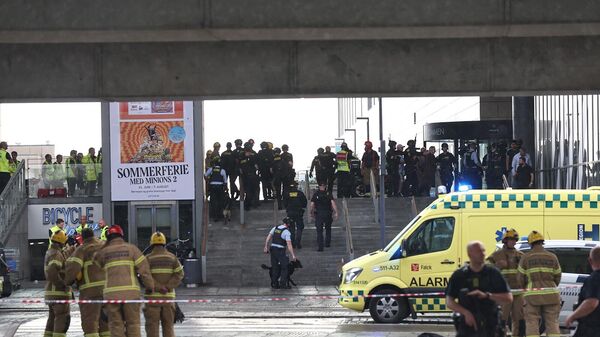 Полицейские и спасатели перед торговым центром Fields в Эрестеде после стрельбы в торговом центре (3 июля 2022). Копенгаген - Sputnik Армения
