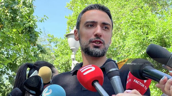 Арам Вардеванян общается с прессой во время акции протеста движения Сопротивление (4 июля 2022). Еревaн - Sputnik Армения