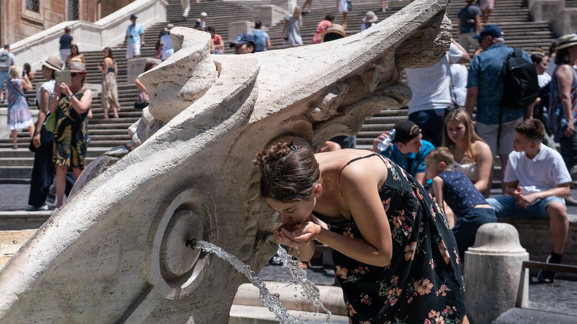 Девушка пьет воду из фонтана во время аномальной жары в Риме (28 июня 2019). Италия - Sputnik Армения, 1920, 10.07.2023