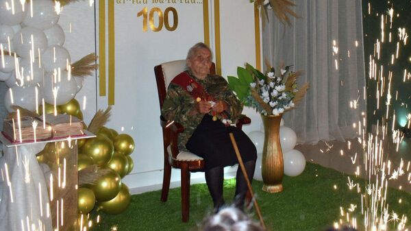 Женщине-ветерану и почетному гражданину Каджарана Аршалуйс Тадевосян исполнилось 100 лет - Sputnik Армения