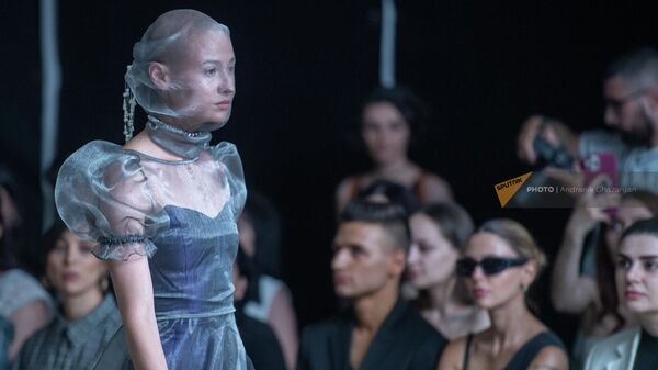 Модель представляет творение из коллекции Марка Петросяна на Fashion Award - Sputnik Армения