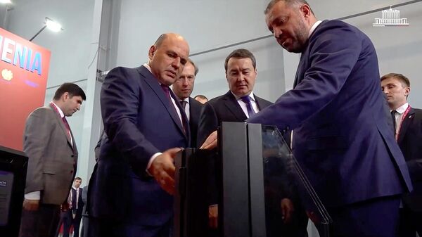 Председатель правительства России Михаил Мишустин осматривает павильон Армении на международной промышленной выставке Иннопром-2022 в МВЦ Екатеринбург-Экспо - Sputnik Армения