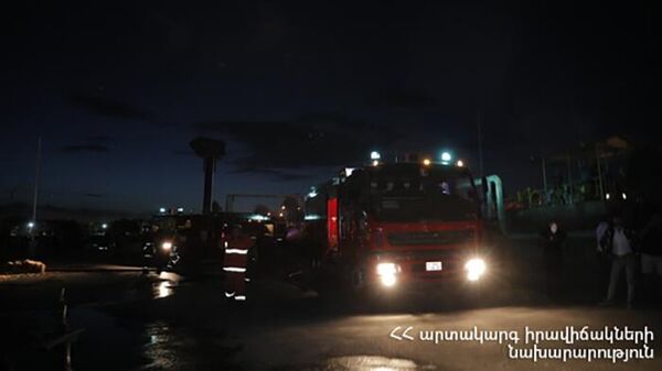 Сотрудники пожарной службы МЧС на месте возгорания автомобиля (5 июля 2022). Раздан - Sputnik Արմենիա