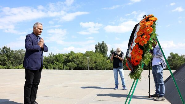 Секретарь (замминистра) по вопросам Запада МИД Индии Санджай Верма посетил мемориальный комплекс Цицернакаберд (5 июля 2022). Еревaн - Sputnik Армения