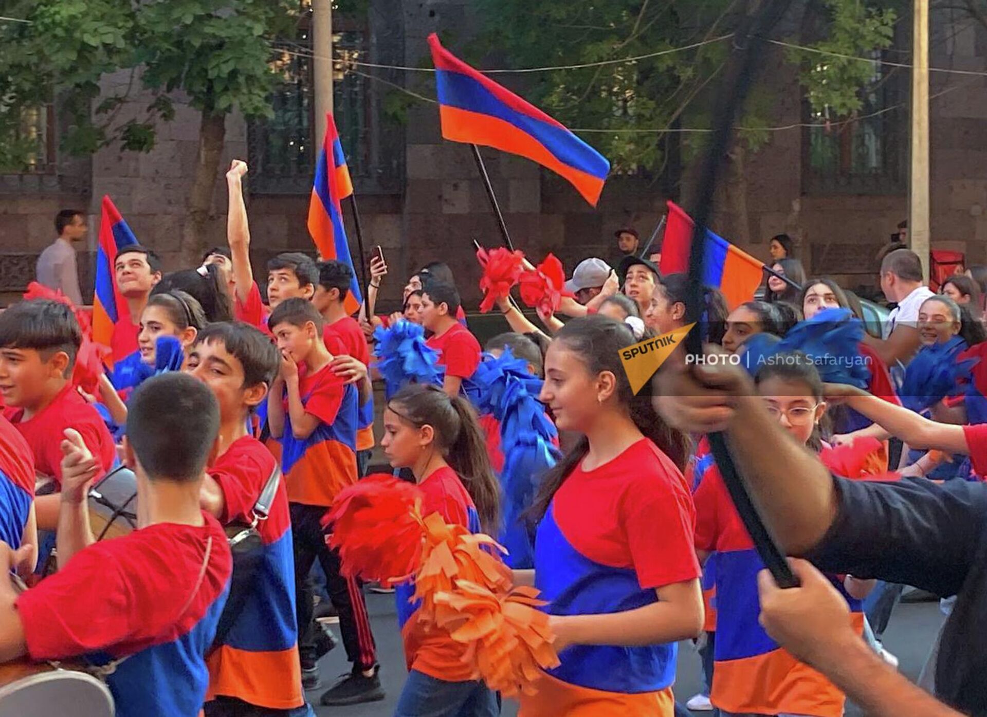 Участники праздничного шествия с армянскими флагами в День Конституции (5 июля 2022). Еревaн - Sputnik Армения, 1920, 05.07.2022