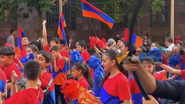 Участники праздничного шествия с армянскими флагами в День Конституции (5 июля 2022). Еревaн - Sputnik Армения