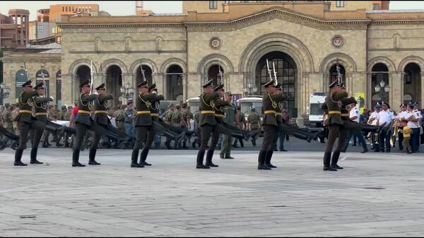 Выступление роты почетного караула ВС Армении на площади Республики в Ереване - Sputnik Армения