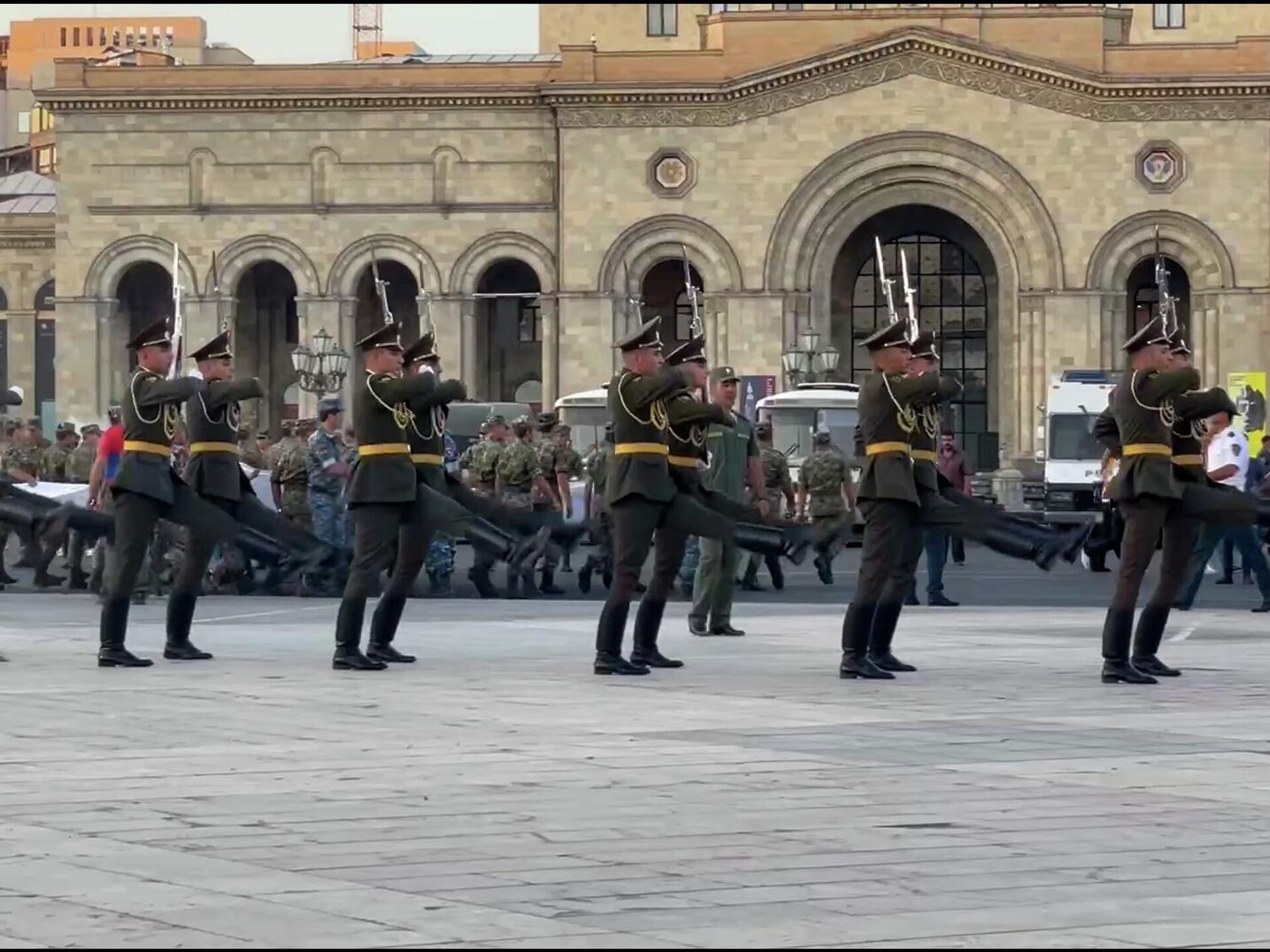 Парад в армении. Рота почетного караула Екатеринбург 2022. Почетный караул Армения. Парад вс Армении. Вс Армении 2022.