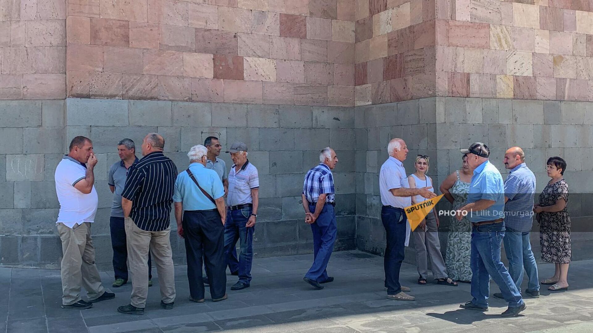 Переселенцы из Арцаха перед зданием правительства (6 июля 2022). Еревaн - Sputnik Արմենիա, 1920, 06.07.2022