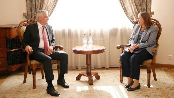 Вице-премьер Мгер Григорян принял Чрезвычайного и полномочного посла США Линн Трейси (6 июля 2022). Еревaн - Sputnik Армения
