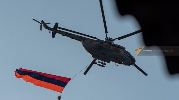 Եռագույն դրոշը ուղղաթիռով ուղեկցվելիս - Sputnik Արմենիա