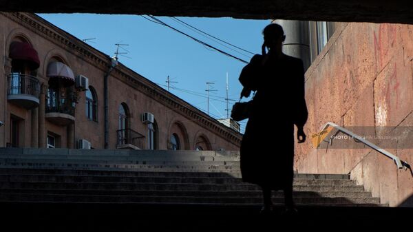 Молодая женщина спускается по лестнице к станции метро площадь Республики - Sputnik Армения