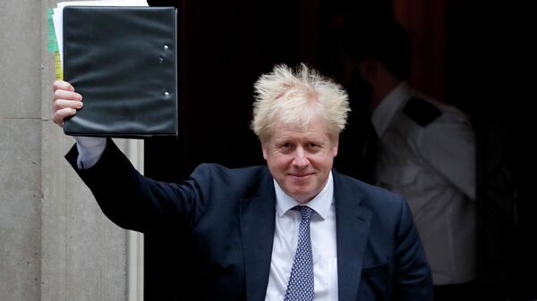 Премьер-министр Великобритании Борис Джонсон у своей резиденции на Даунинг-стрит в Лондоне - Sputnik Армения